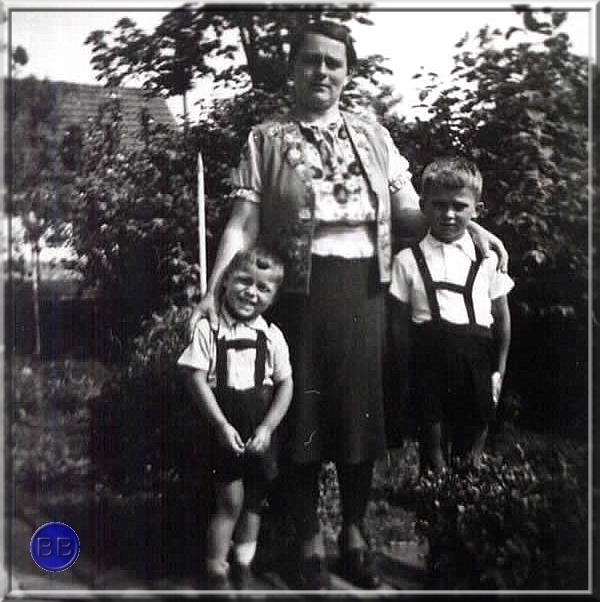 foto (30).jpg - Bajnok Istvánné, balra Béla, jobbra Zoltán fia.